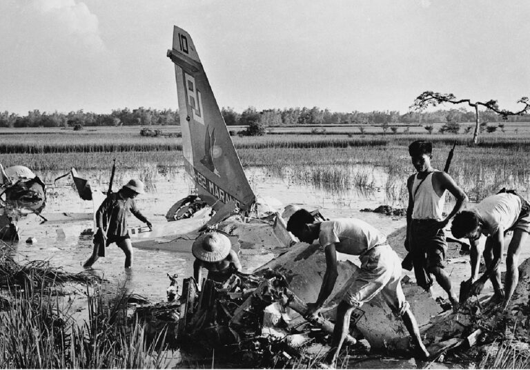 Tháng 6/1972, các dân quân du kích rà soát tại khu vực một máy bay Mỹ bị bắn rơi bằng vũ khí hạng nhẹ tại ngoại thành Hà Nội. Viên phi công đã bay sát ngọn cây để né tránh radar, nhưng các máy bay hoạt động ở độ cao đó dễ dàng trở thành mục tiêu của các loại vũ khí nhẹ.